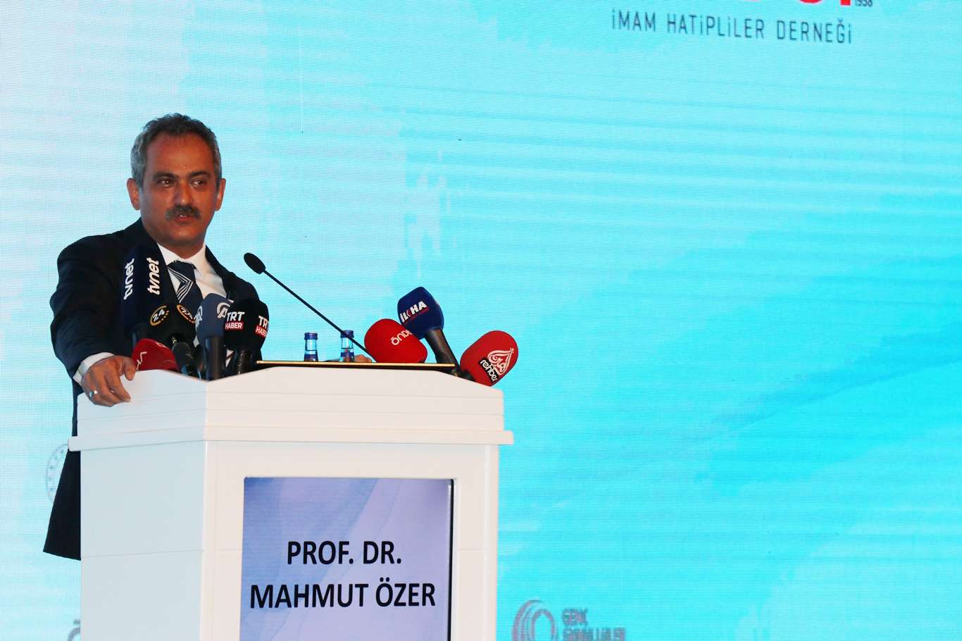 Milli Eğitim Bakanı Özer: İmam hatiplere katsayı uygulamasının ötesinde başörtüsü yasakları vardı Milli Eğitim Bakanı Özer: İmam hatiplere katsayı uygulamasının ötesinde başörtüsü yasakları vardı